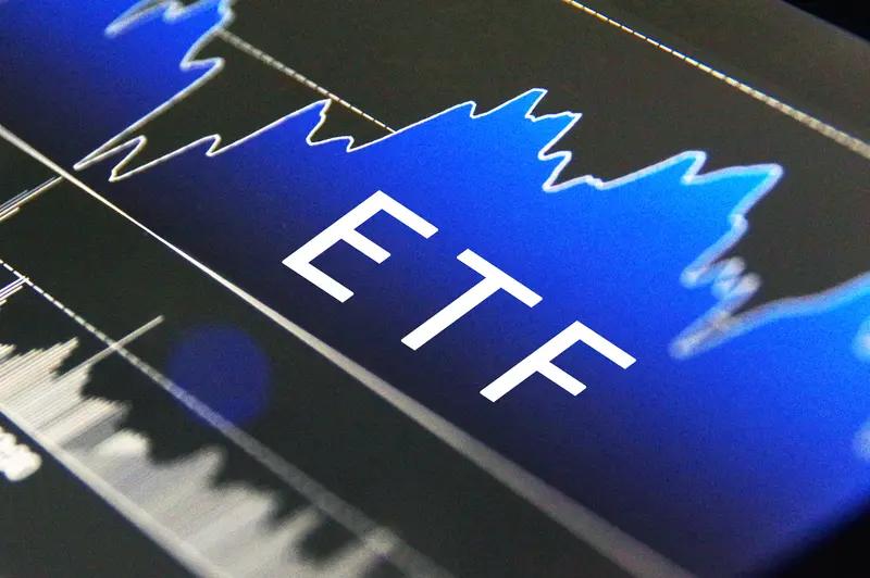 有个朋友最近非常焦虑，跟我念叨他买的ETF。搞的他觉都睡不好。他说自己开始买