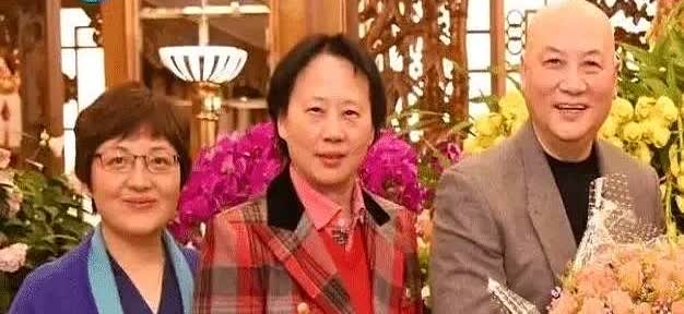 陈丽华全家福，她和迟重瑞站中间，四个儿女依傍在身，却没有迟重瑞一个亲生的！