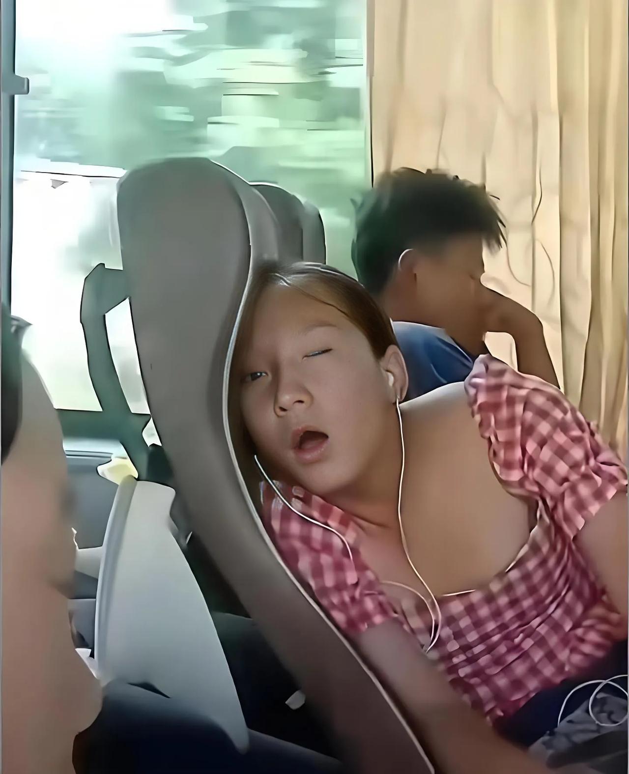 大巴车上，发现这位美女一直偷偷看我，是不是对我有意思啊？