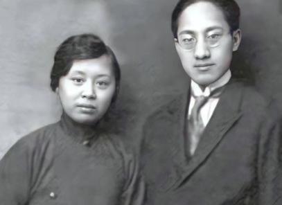 徐志摩嫌弃张幼仪土气，但张幼仪晚年曾回忆说：大婚当天，我们就圆房了，在英国时，虽