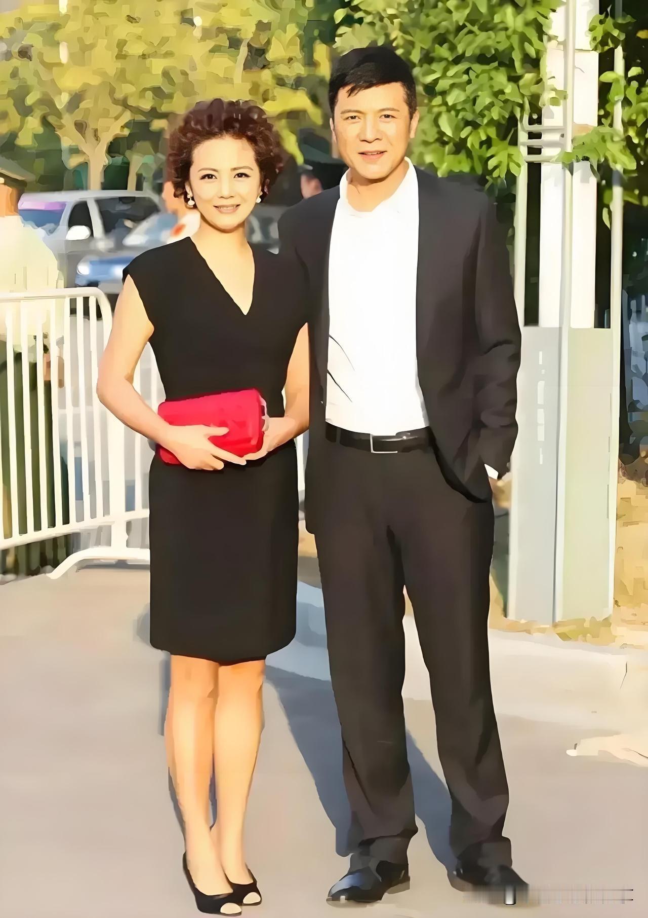 娱乐圈最不会离婚的一对明星夫妻，夫妻相满满，两个人都比较低调，面相温和，不炒作。