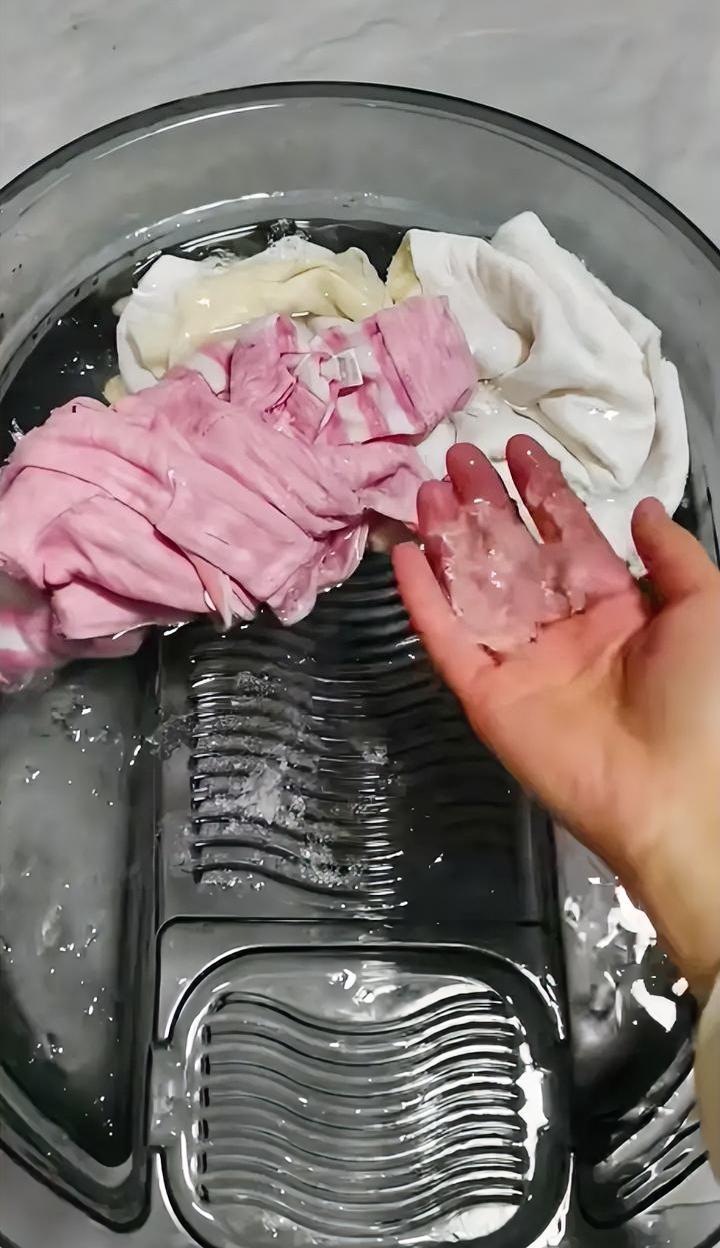 妈啥都不图你，就图你愧疚一辈子。这宝妈简直是没苦硬吃的典型，孩子半夜尿裤子，她