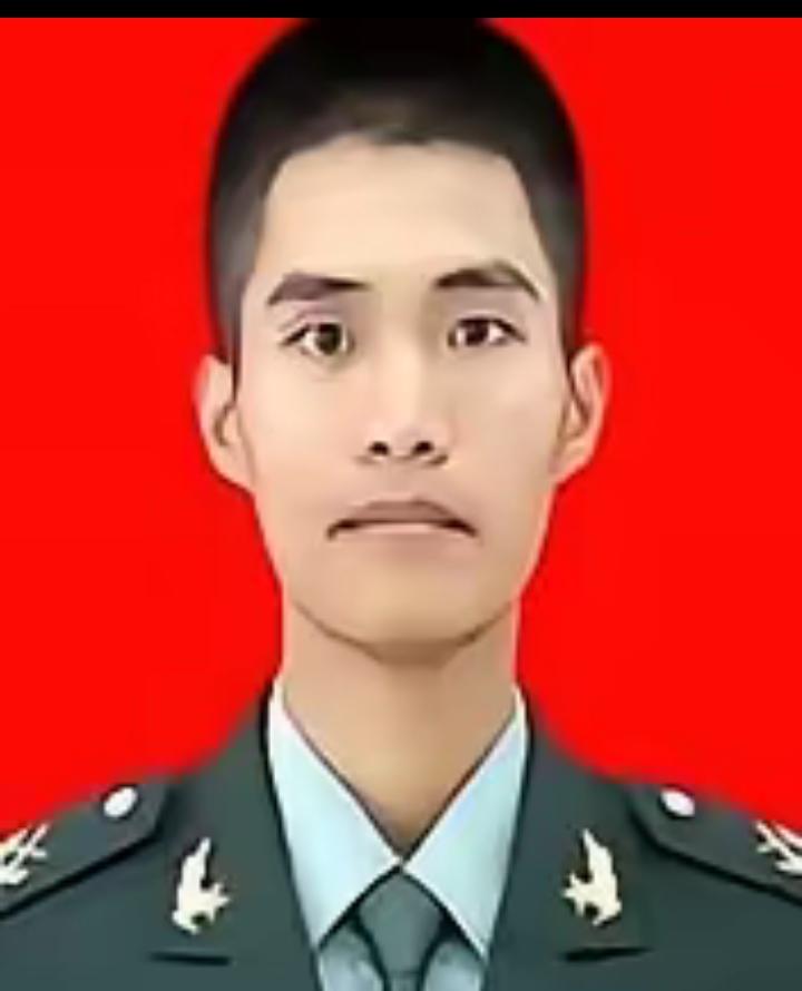 “救到第4个人时，他被死死锁住喉咙，直挺挺往黑水底沉。体力早就透支，腿肚子疯狂
