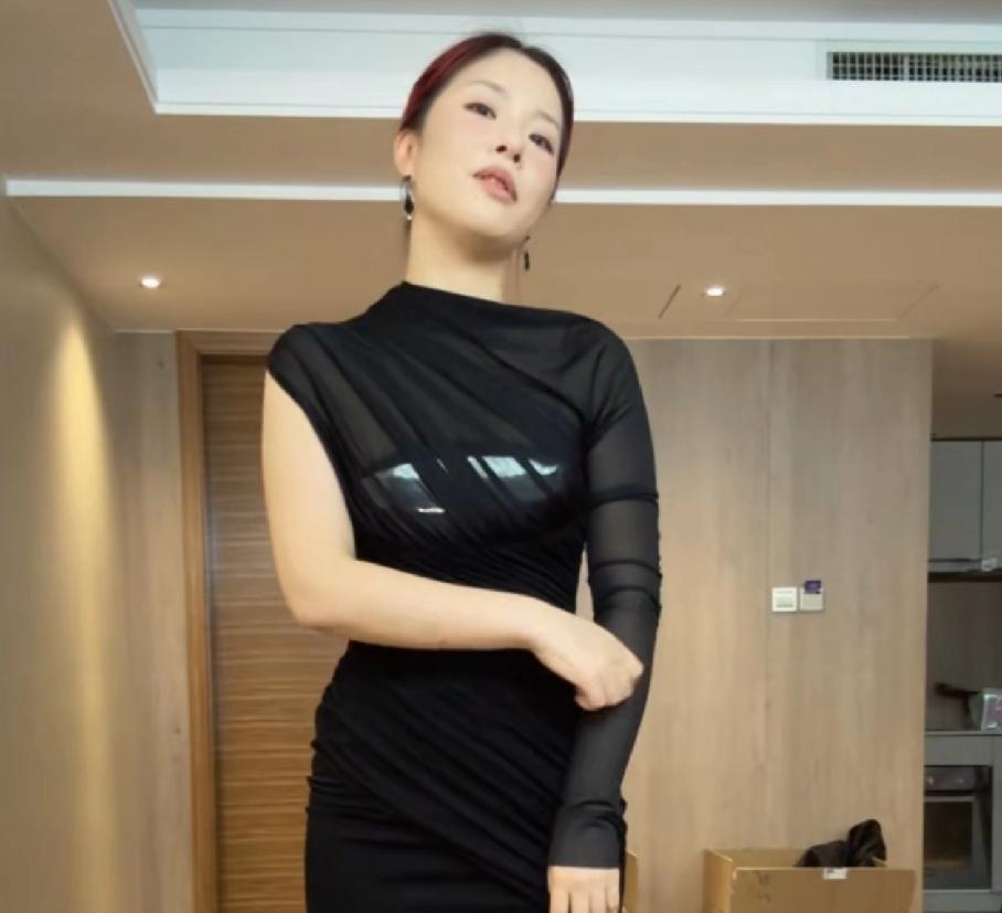 内娱最近是怎么了之前瘦不下来的全都瘦了，前有贾冰，辣目洋子，现在王菊都瘦了很多