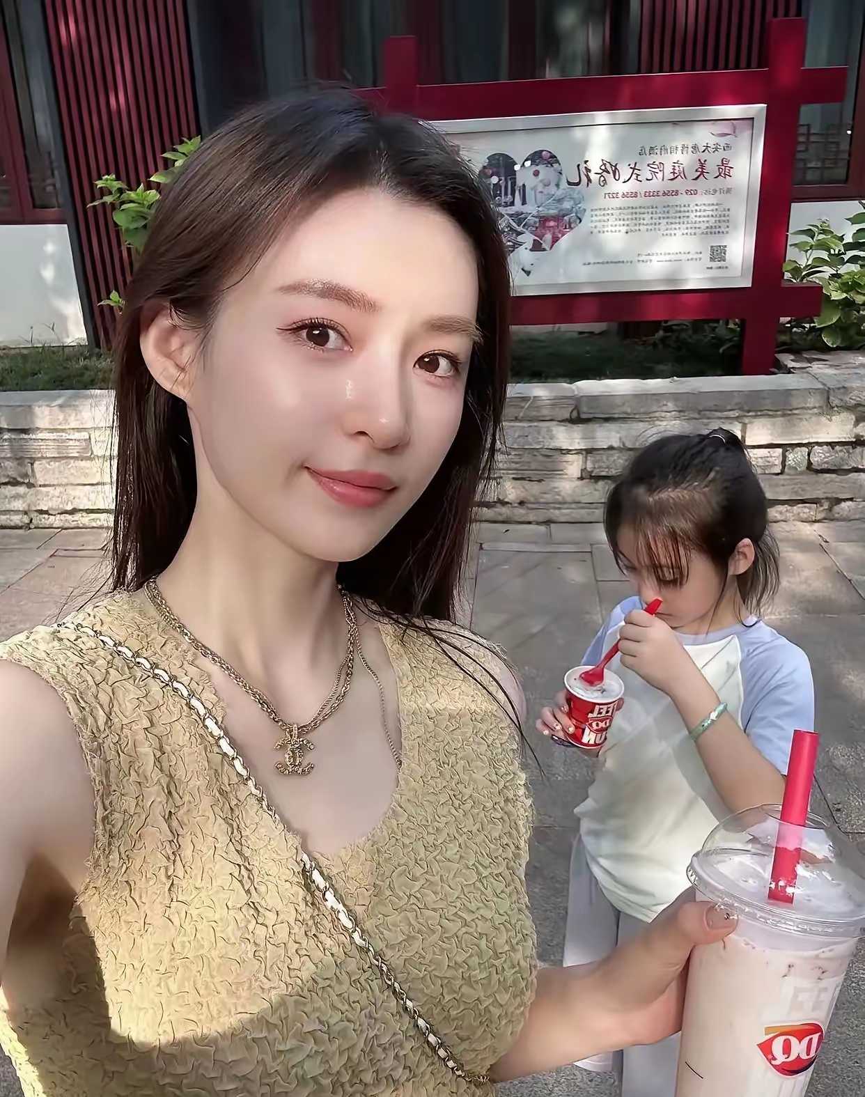 也不知道将来这个小女孩能否比她妈妈长的还漂亮