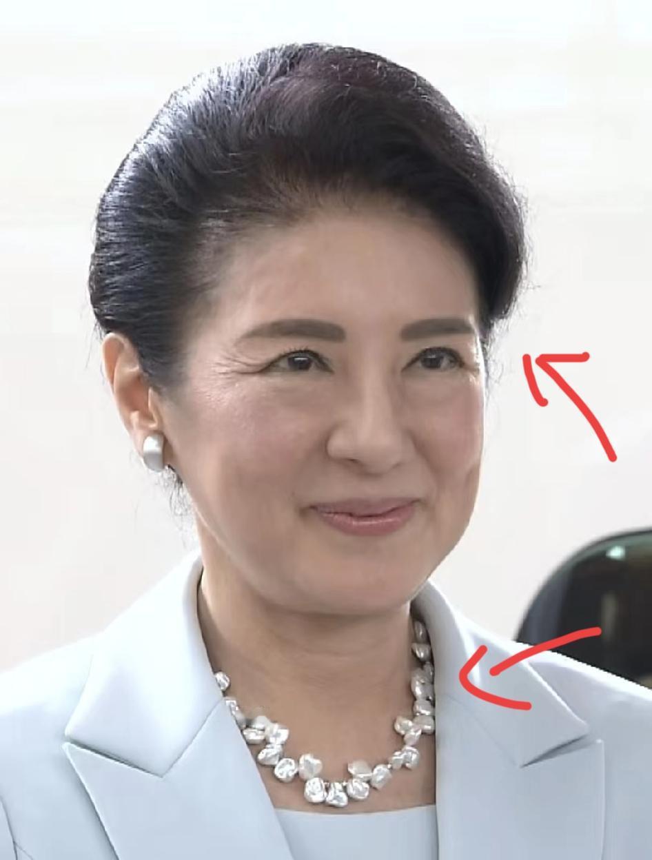 近日雅子与丈夫出席公务，她的眉毛比脖颈上的异形珍珠项链更引人注目。雅子的头型和