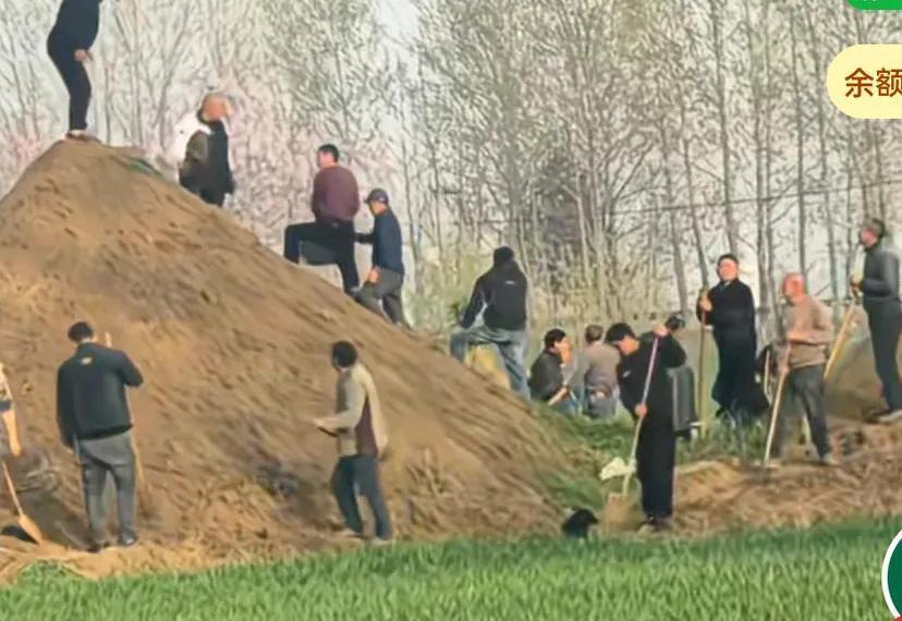 明节扫墓家里添土，一大一小两座坟并排而立，这坟头弄的也太大了。网友说，这么大的