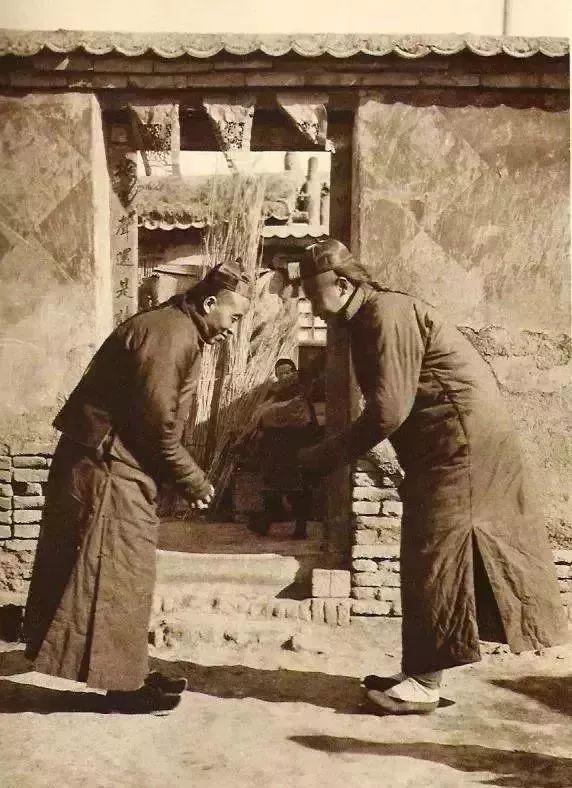 北京人对外地熟人说：别来北京，因为现在的北京和他们小时候都不一样了。北京现在只