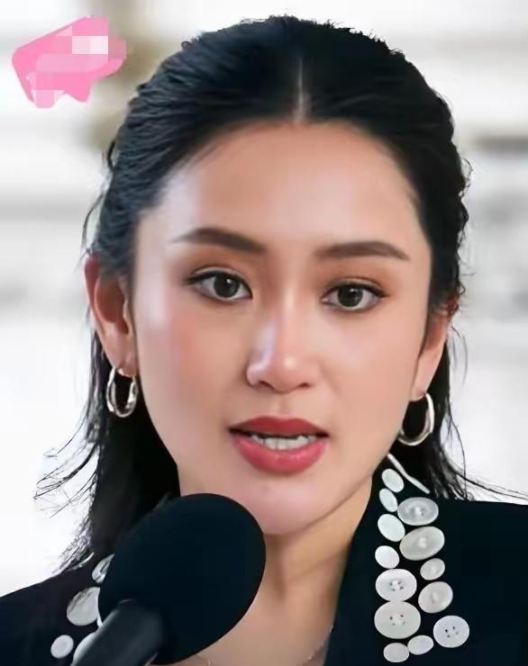 佩通坦已经失去了总理职位，有人预言他信家族王朝就从此没落了。但从现在看上去这种可