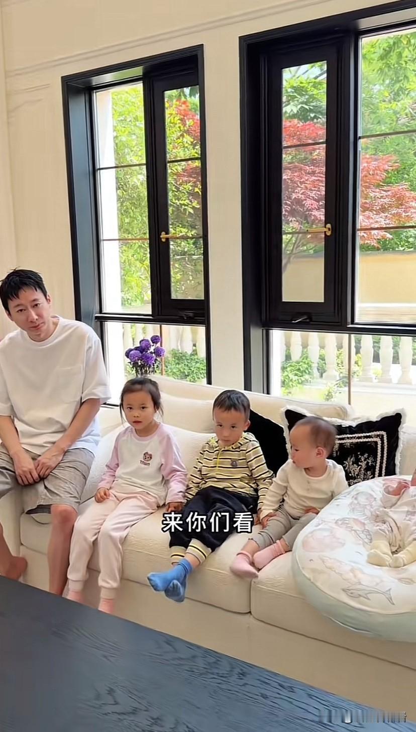 宋玉希给孩子拍集体照，四个孩子三个有酒窝，老三脸太胖酒窝没了，爸爸的酒窝也没有了