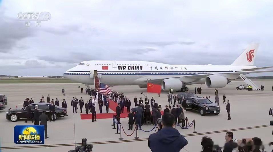 红旗和凯迪拉克同框，明显感觉红旗的气场更帅！​