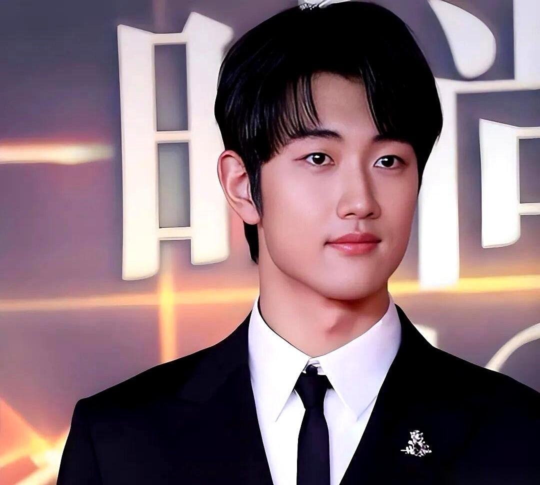 把孙丞潇的条件单拎出来，真的有点“王炸”。上海本地人，家里几套房产带别墅，上戏