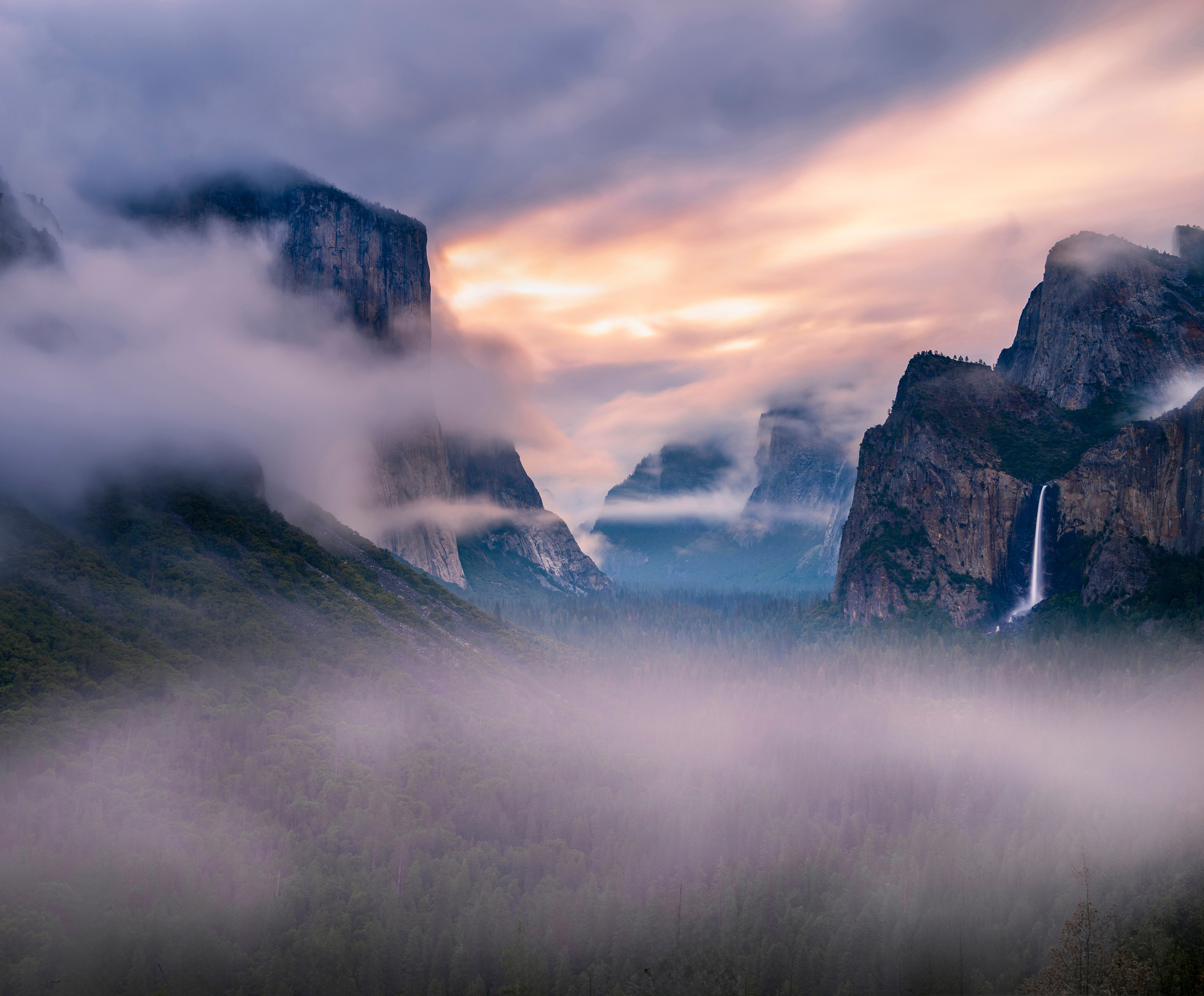 清晨的优胜美地，云海漫过山谷。ElCapitan隐入雾中，Bridalvei