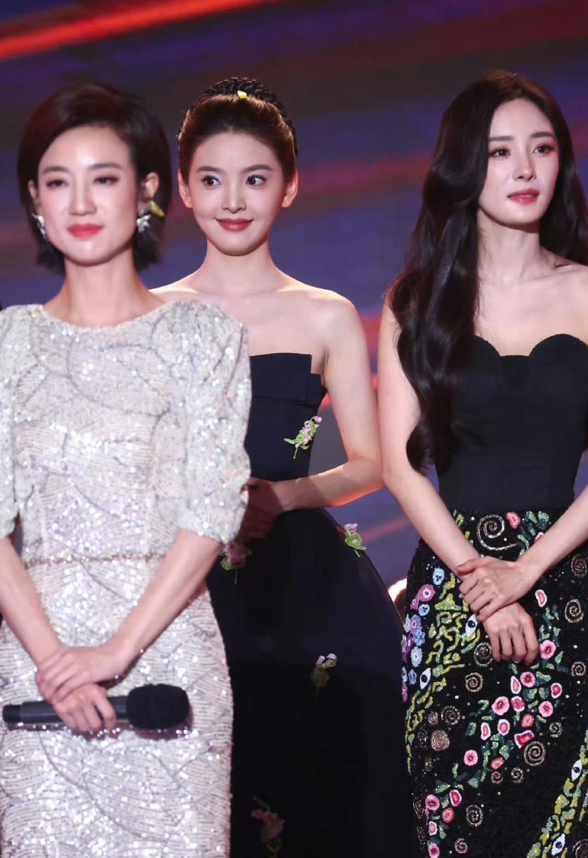 章若楠和杨幂同框，单从脸型看，章若楠赢了，但论整体效果，还是杨幂占优。看图一