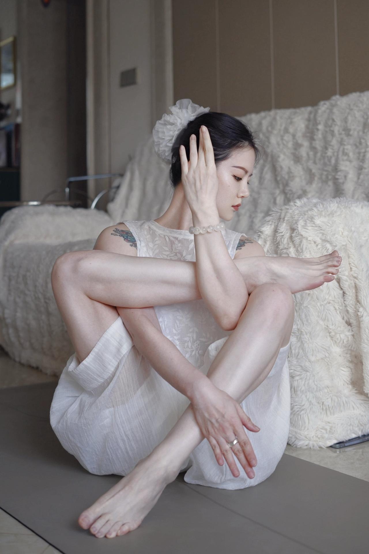 白色系瑜伽服瑜伽女孩爱瑜伽的小姐姐