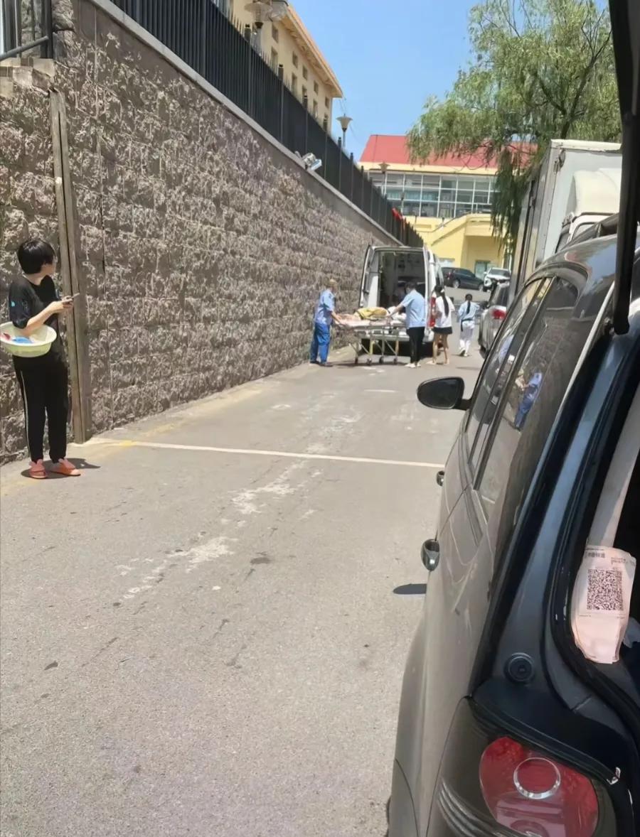 青岛大学前脚学生中暑被急救，后脚宿管大叔中暑身亡。青岛大学在我眼里，就是一个很可