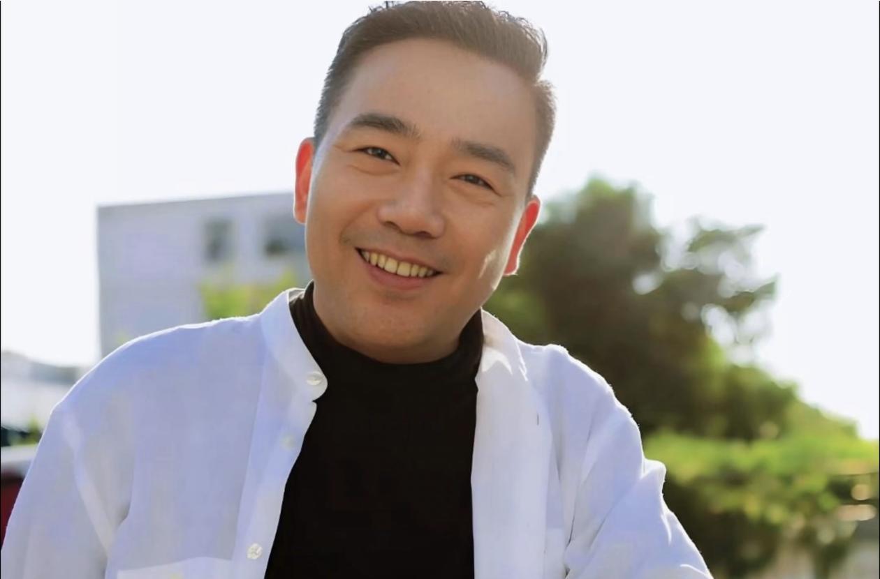 提起那英，你绝对想不到她还有个“消失”的对手。80年代歌坛，她和那英同期出道。