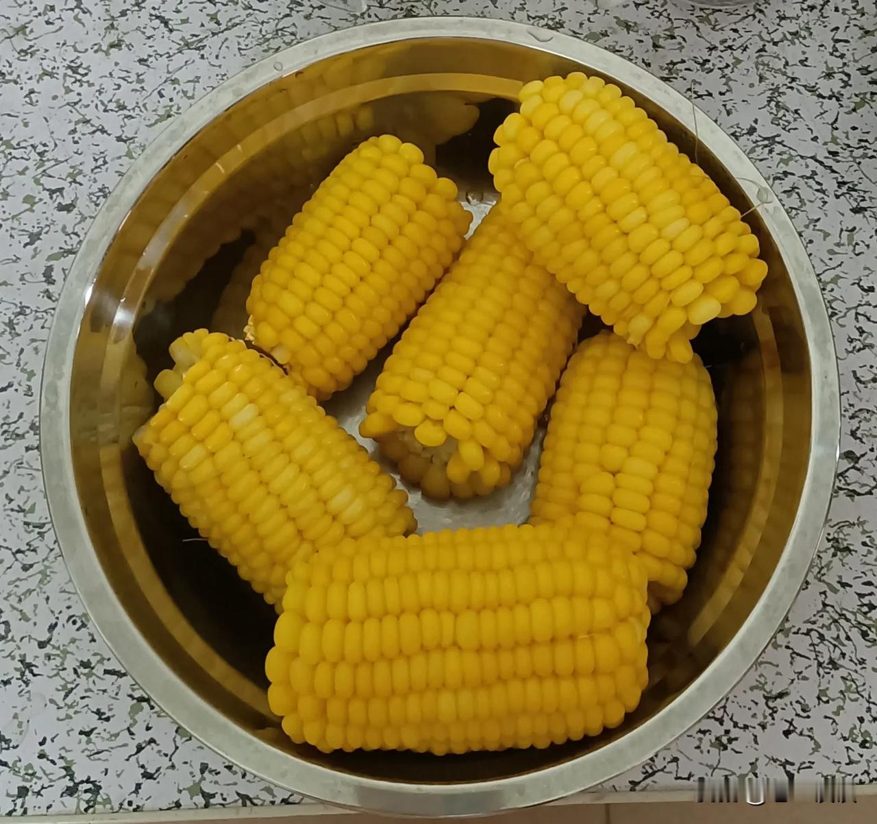 5元3根玉米，真的太划算了!昨晚我去菜市场买菜，看到有一家卖玉米的店铺，老板