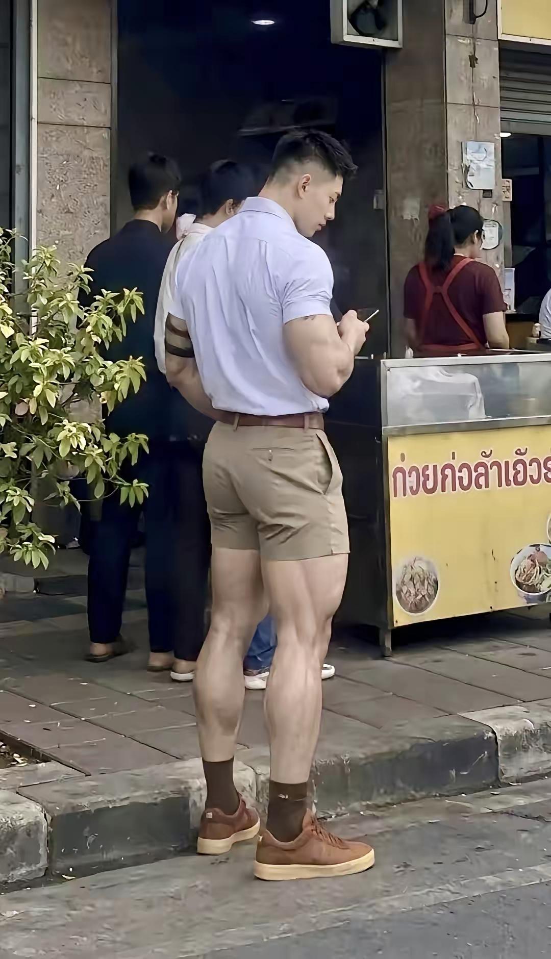 今早排队买早餐是偶遇的小帅哥，这身材简直太棒了，全身上下没有多余的脂肪，全是肌肉