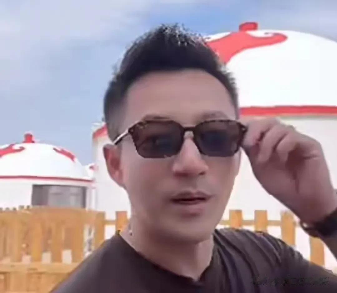 汪小菲带儿女去内蒙古住蒙古包了，看到房间布局真的好温馨，箖儿长高了不少，终于不抱