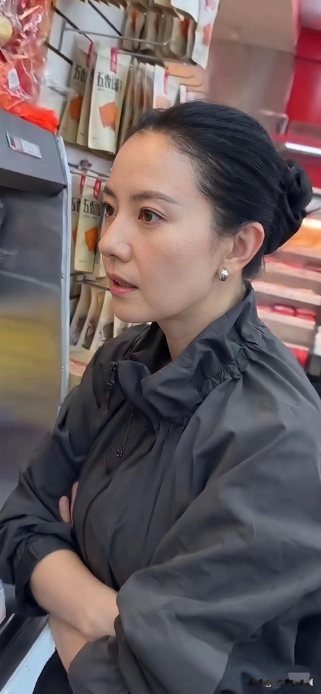 不愧是女神，被人怼着脸拍照，还能面带微笑！