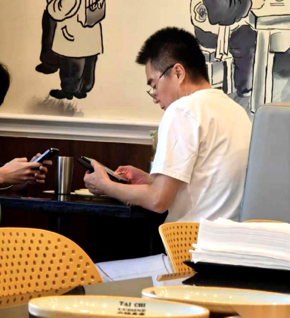 那天，北京是葬礼。同一天，美国是餐厅，有人拍到他和第四任太太的儿子在吃饭。一