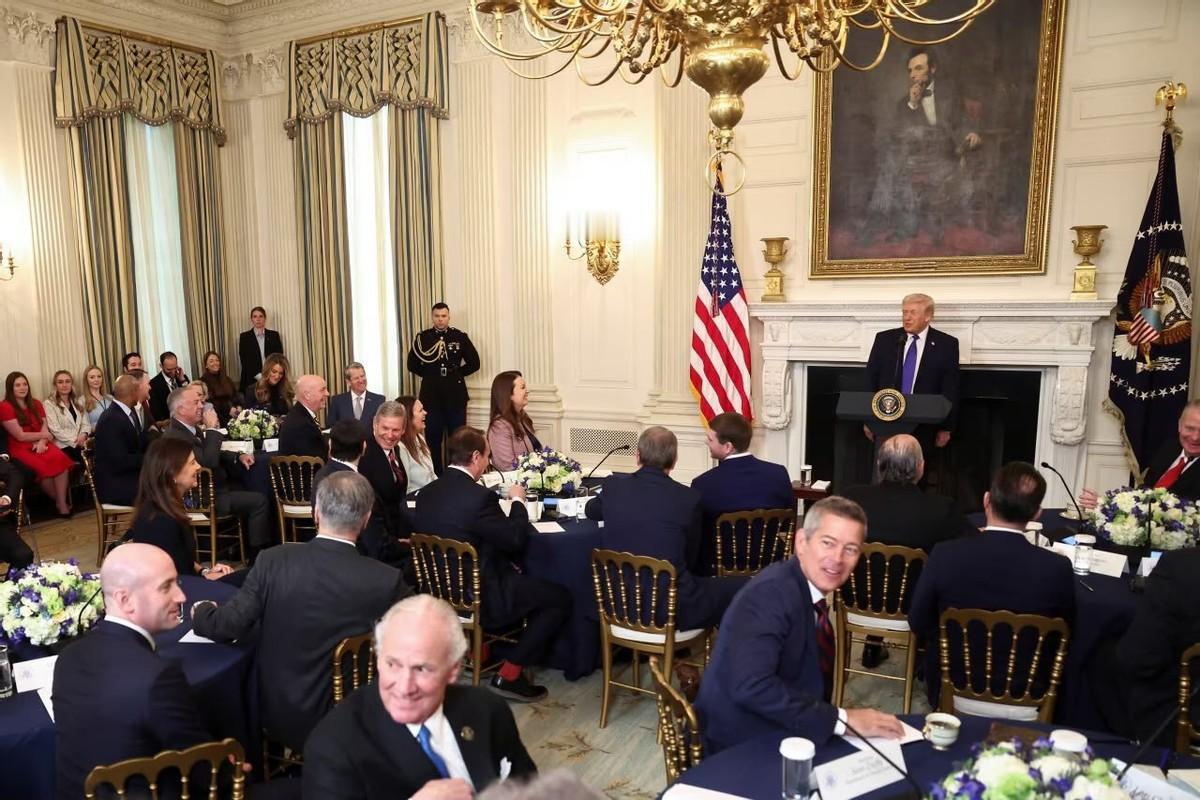 “关税之王”很愤怒。据说，当时特朗普正在与州长们共进早餐，他收到一张小纸条，痛骂