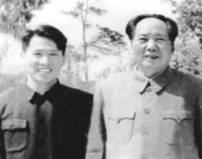 毛主席洗完脚要拿擦脸的毛巾擦脚，李银桥上前阻止，说：“主席，你怎么用擦脸毛巾擦脚