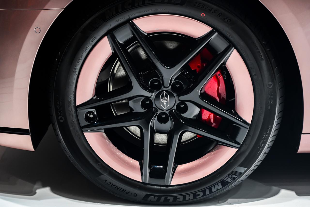 谁能想到，家电展成了享界的高光舞台！AWE展会上华为展区人气爆棚，余承东直播官宣