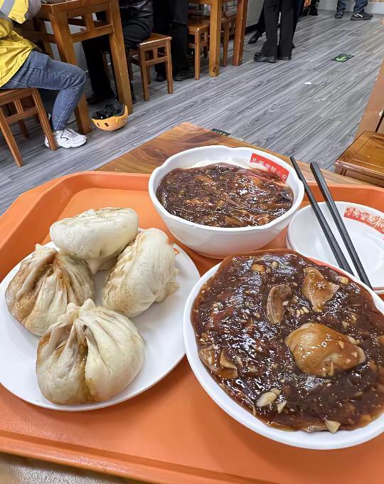 有人说，北京是美食荒漠；有人说，北京是美食天堂。有人说，包子炒肝就是北京美食