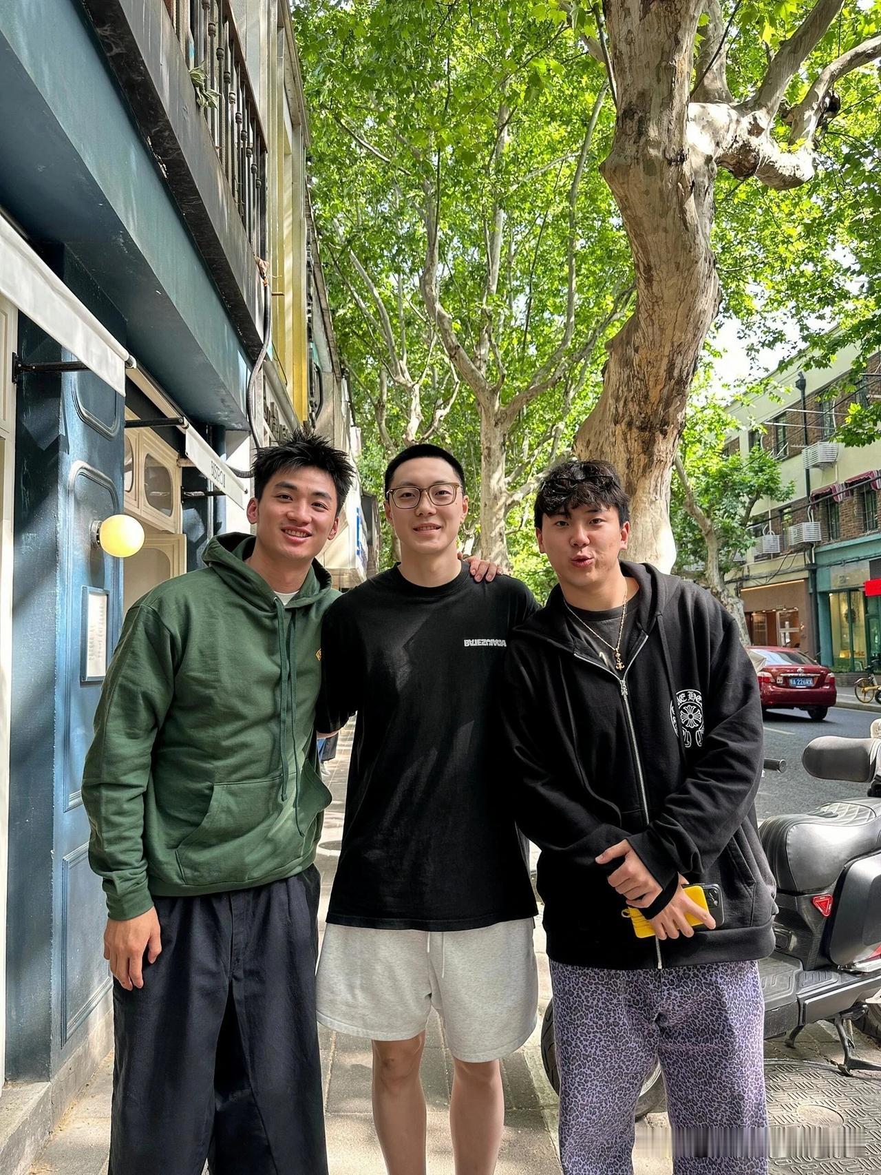 山东男篮球员于德豪晒出了和胡明轩的合照。他配文写道：Wow。我居然都忘记了，于