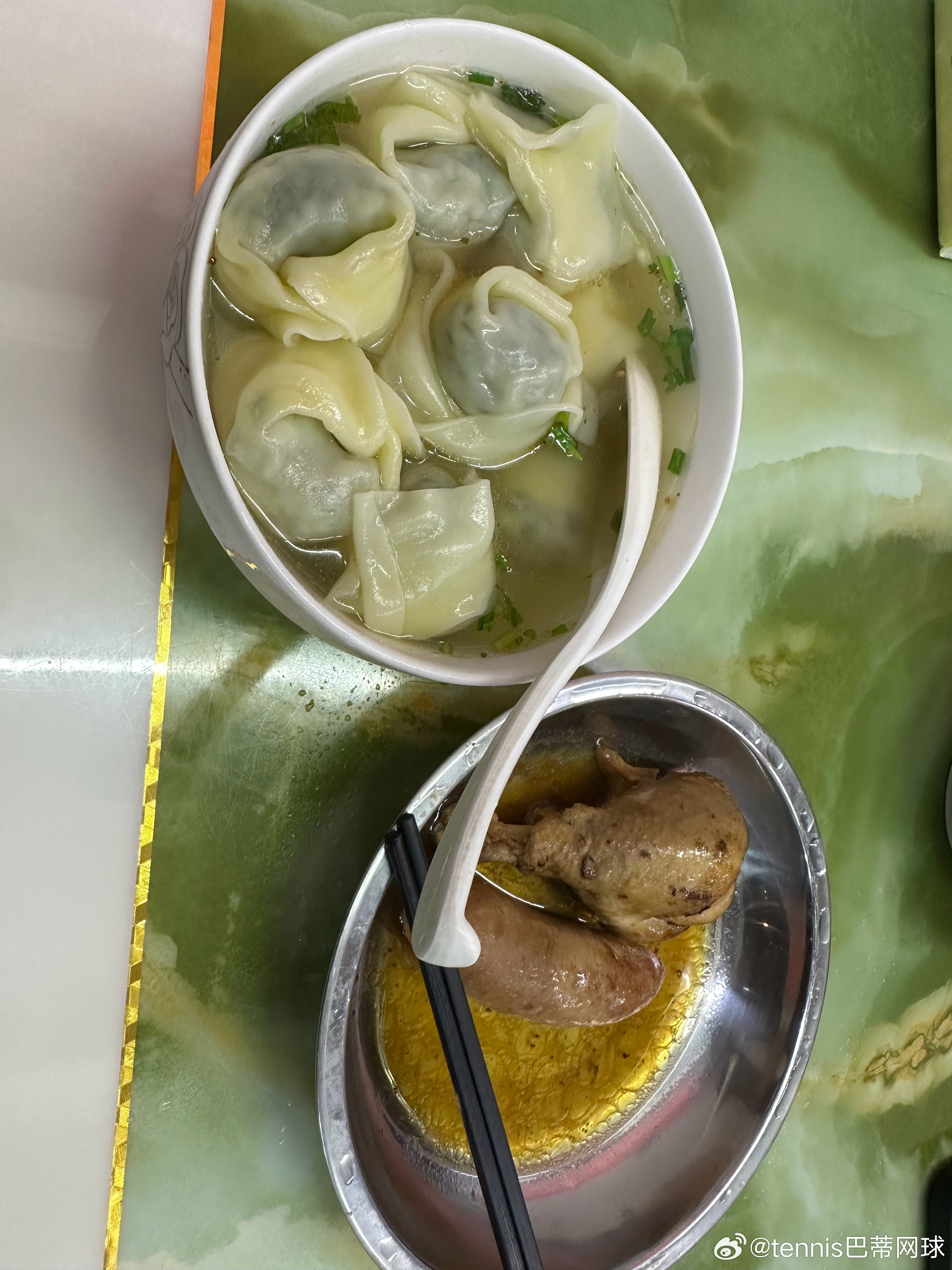 简简单单三个小菜小碗馄饨+鸡腿🍗+烤肠，美滋滋