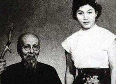 1919年，55岁的齐白石娶了18岁的胡宝珠为妾，齐白石78岁时，胡宝珠已为他生