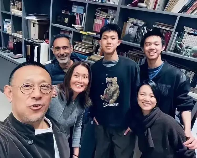 姜文幸福晒全家福合照，在这合影中，姜文二儿一女曝光，大女儿姜一郎系中法混血，是姜
