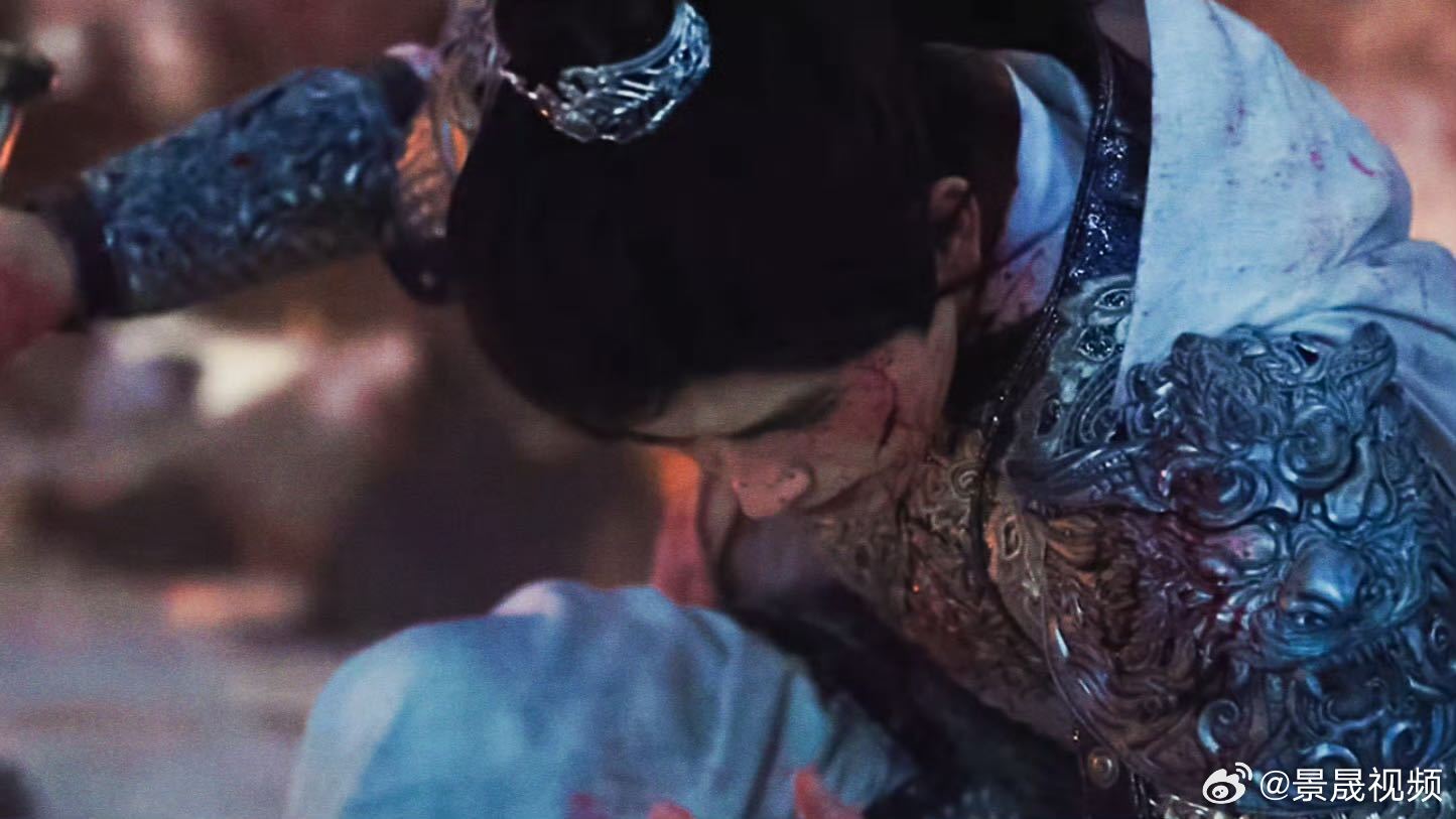 陈飞宇拉弓神图有了段胥拉弓名场面！陈飞宇银甲加身身姿挺拔，拉弓动作干脆利落，眼神