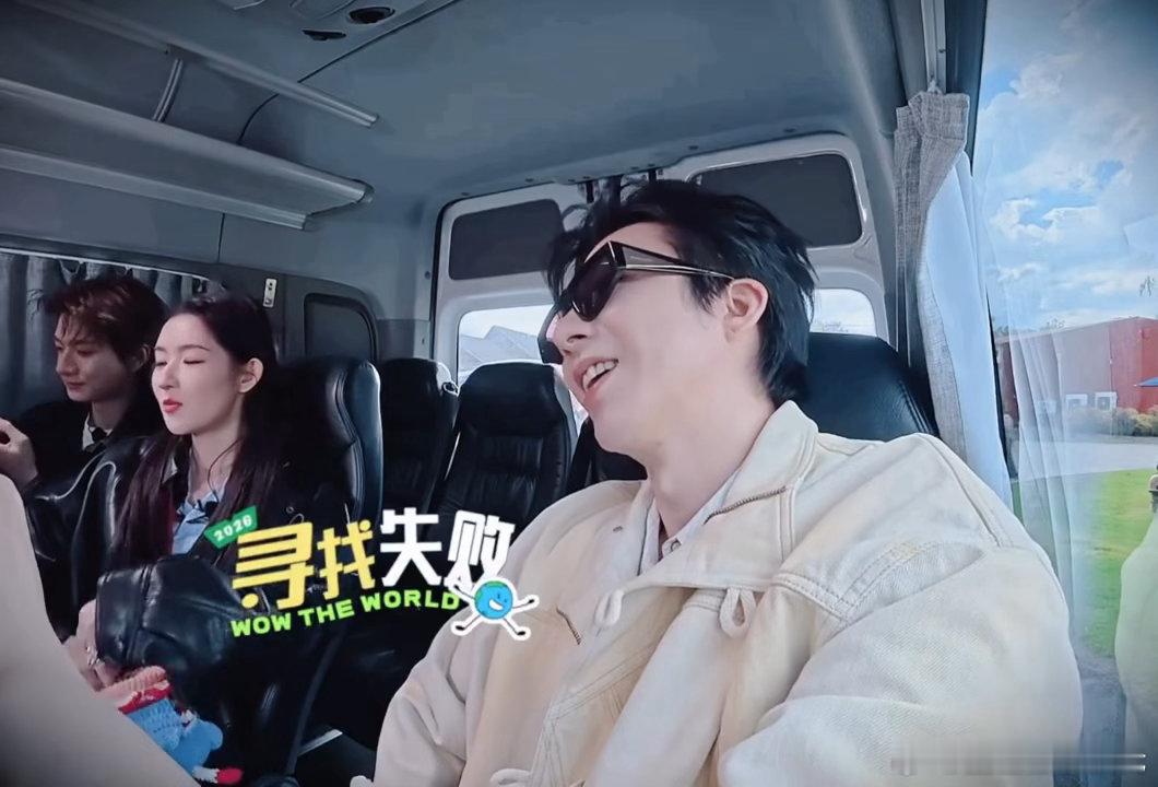 刘宇宁你抹什么嘴周也吓刘宇宁谁能不笑刘宇宁水上小可怜！全队只有他不会游泳，紧张到