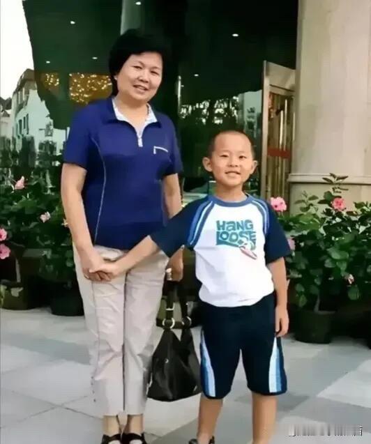这是央视主持人退休之后带孙子一起玩耍时的情景，她长相和蔼可亲，身材有一点点发福了