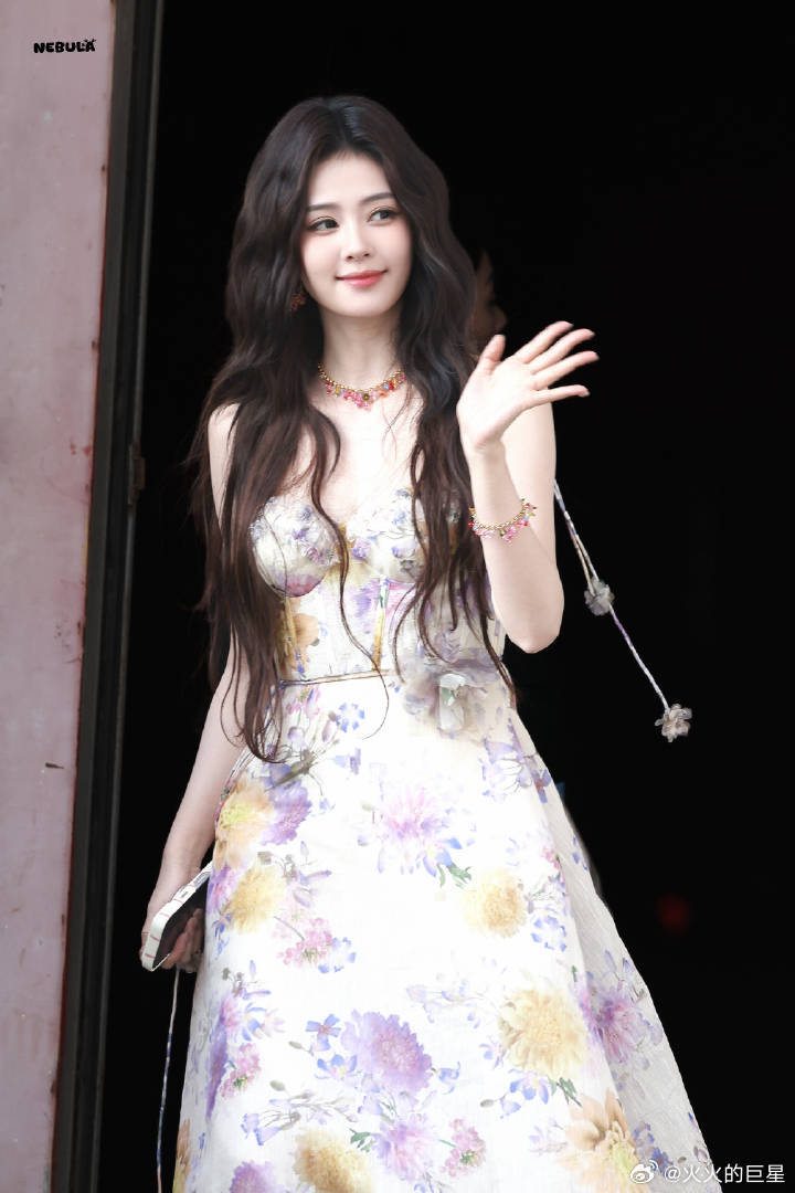 白鹿吊带花朵裙白鹿大波浪花朵裙造型好清爽漂亮的白鹿