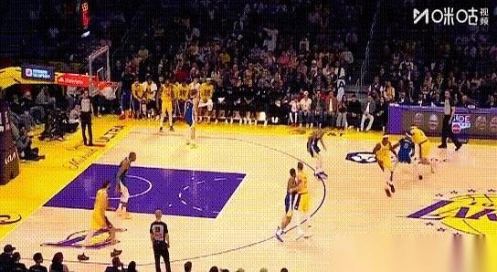 肯纳德这场首秀，最狠的不是他拿了10分，而是最后那要命的2分钟。当时场上比分咬