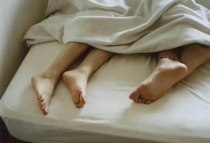 原地炸裂！”山东一男子与一女子长期保持不正当男女关系。女子怀孕7个月，男子按耐不