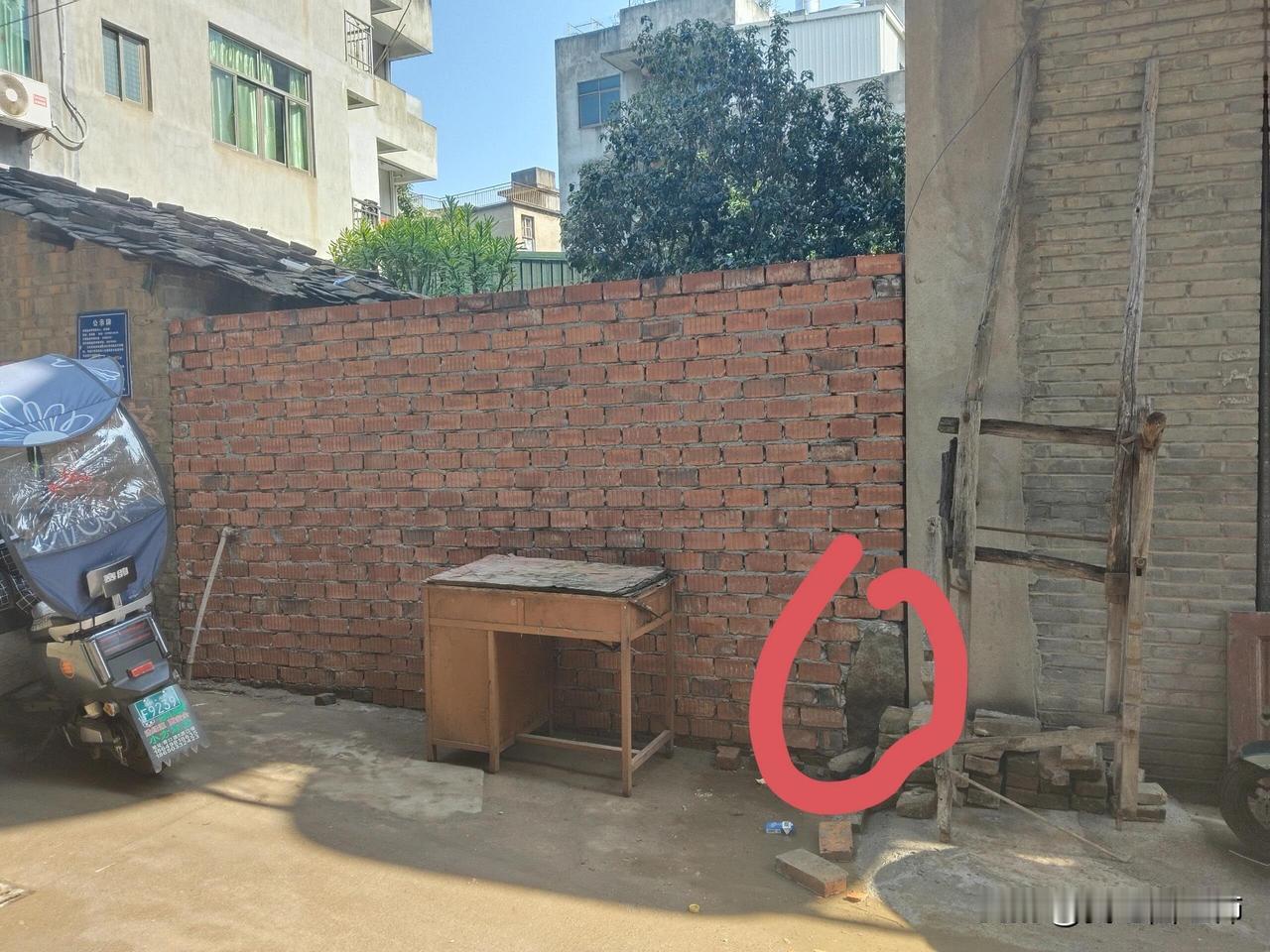 邻居围墙圈地维权，近一年未解决2018年，邻居带数人闯入我家致伤（派出所出警记