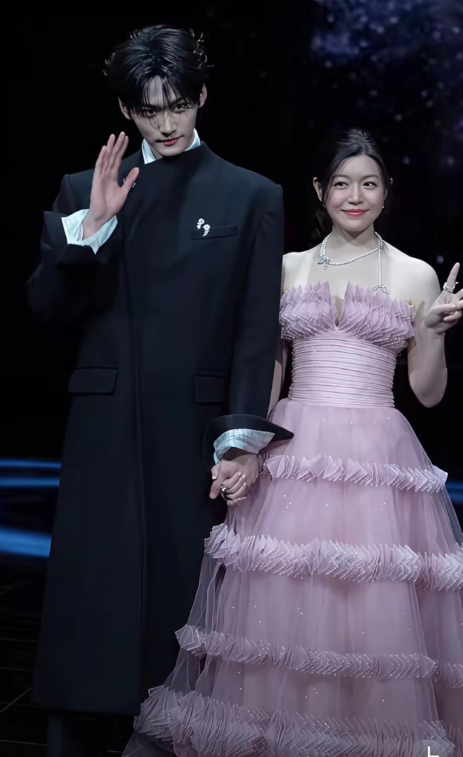 那只手，搭在小19岁男演员的肩上，不是求救。是手术刀。精准切开自己八年婚姻的