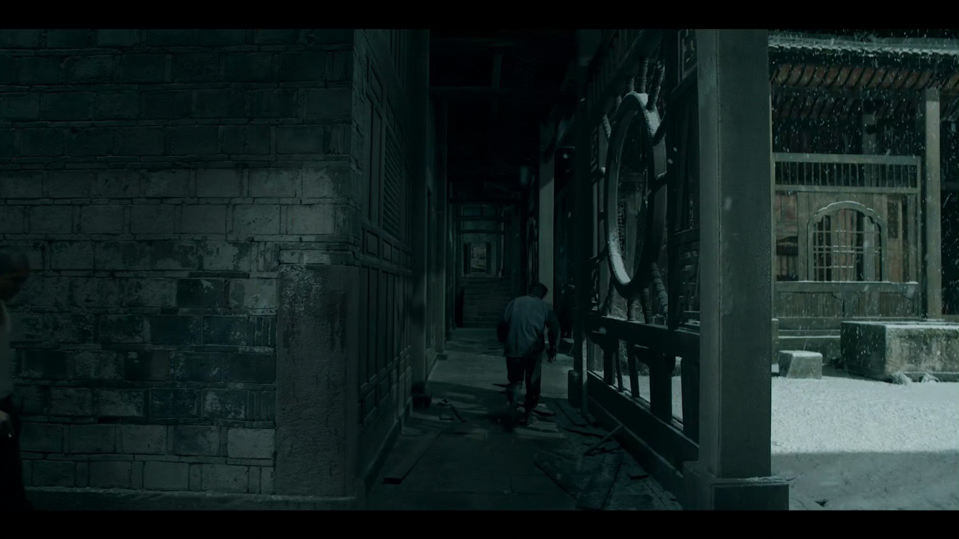 灰暗世界里，一个镜头，足以让所有等待沸腾，狂野的时代正在路上，我已准备好沉醉于这