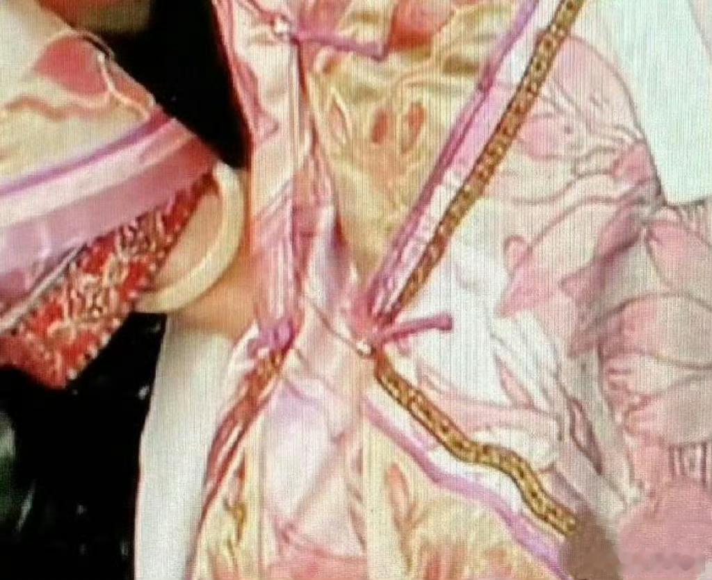 甄嬛传中，眉姐姐怀孕后衣服扣不上，但内务府未为她制作新衣。​​​