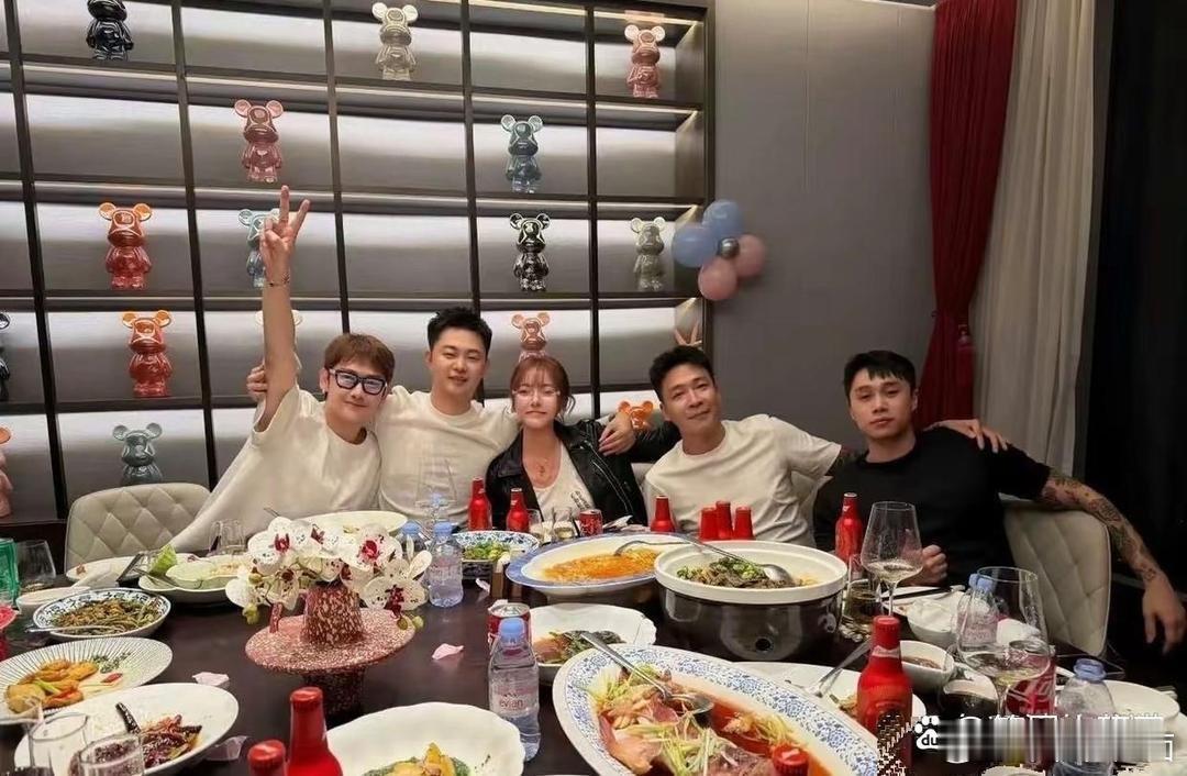 这啥局啊？蛋蛋新合伙人朱梓骁过生日，桌上有蛋蛋、刘二狗，巴扎嘿、刘一手也在。吃饱