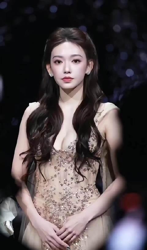 期待程潇超级玩家芭莎之夜又能看到潇潇的红毯了[点赞]​​​