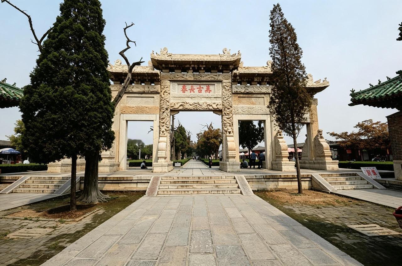 曲阜的孔林已有十万多座坟，直到现在当地孔姓人去世后仍可葬在孔林，但还有五种姓孔的