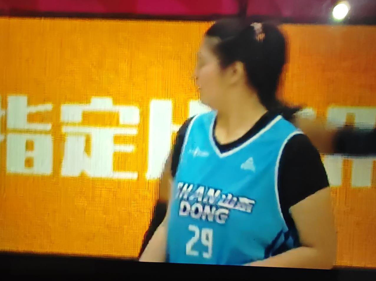 张子宇WCBA首秀勉强及格！在山东与石家庄比赛第一节五分半之后张子宇登场，首节拿