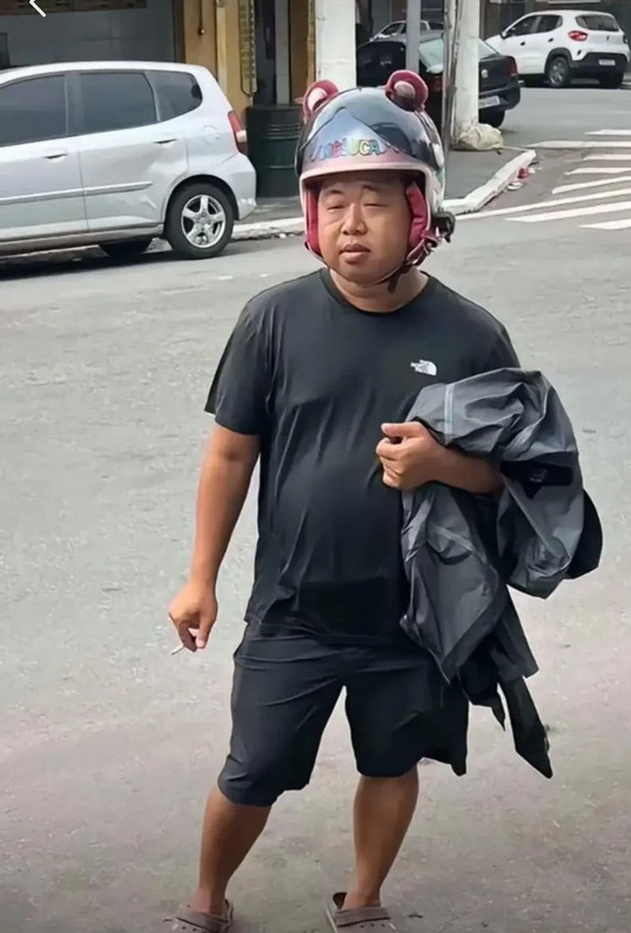 这是个身价过亿，却因为长相骗过了所有劫匪的男人，他叫蓝战非。他旅游500天花
