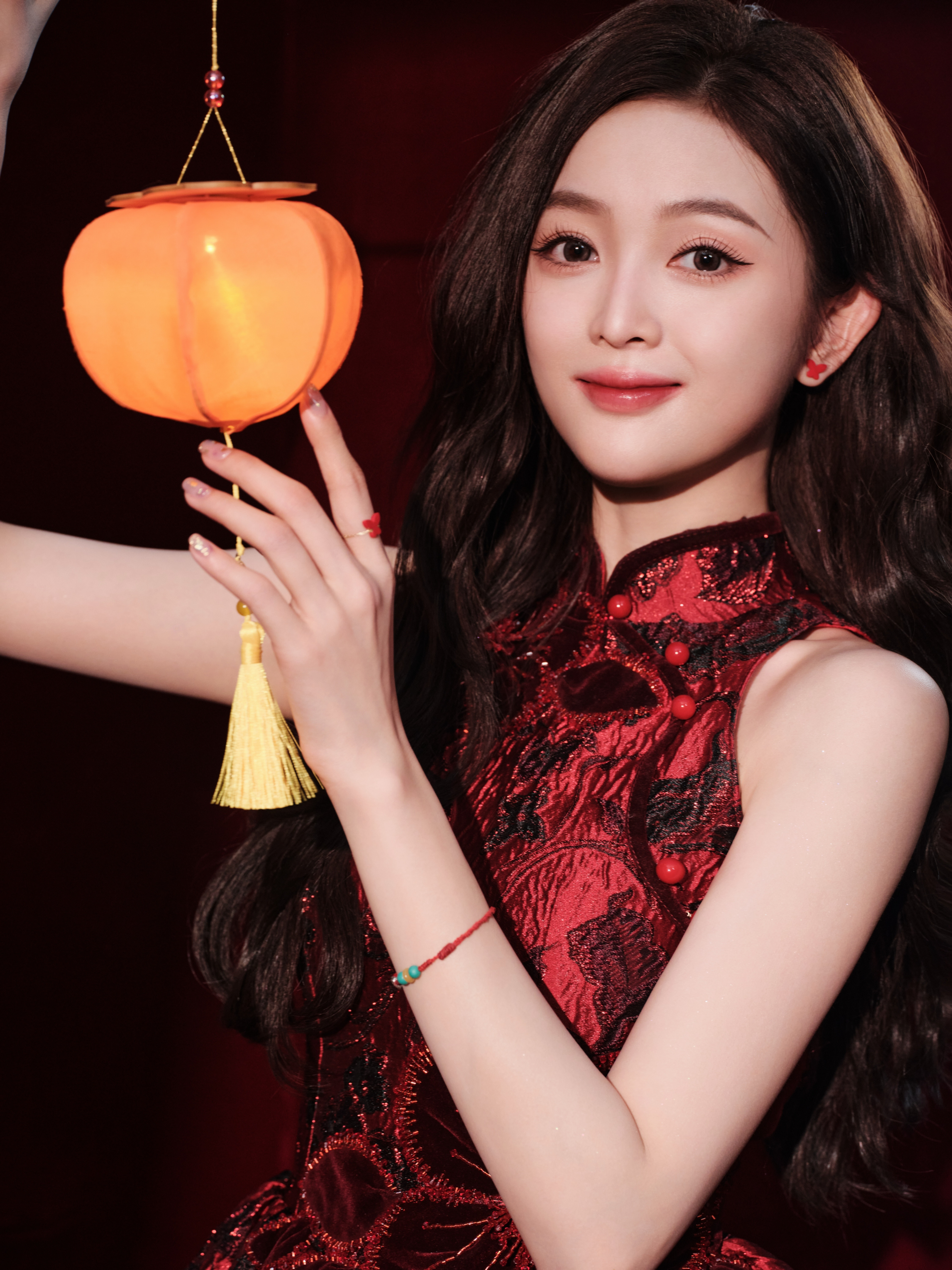 吴宣仪央视元宵晚会一字带玉足高跟鞋，脚脚好美​​​